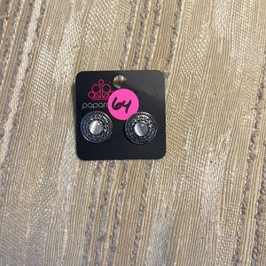 Paparazzi earrings. new never worn.